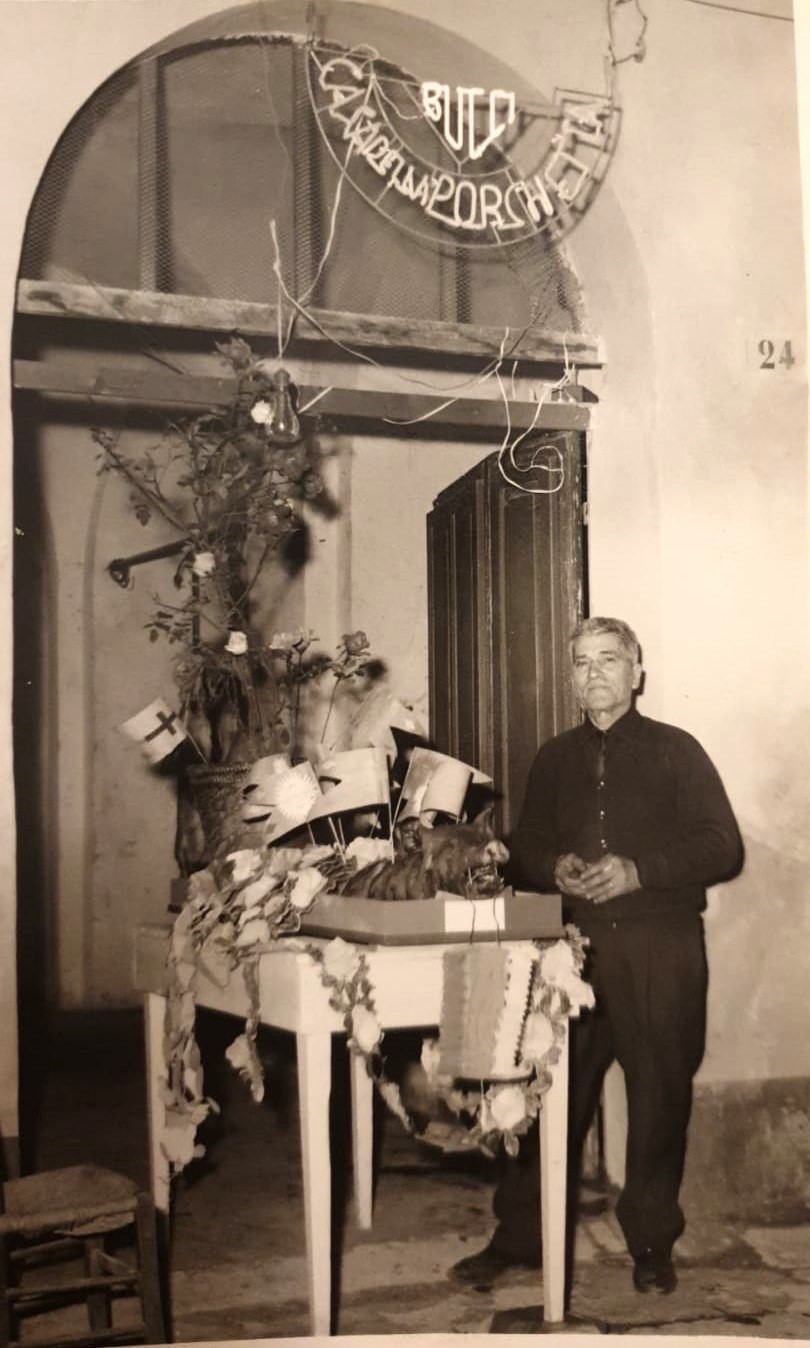 Fotografia d'epoca della bottega Bucci a Ripa Teatina, seconda meta del Novecento, con insegna luminosa e allestimento davanti all'ingresso.